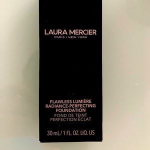 Laura Mercier Lumiere Radiance Foundation